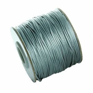Cordón metálico plateado para pulseras DIY en un carrete blanco profesional