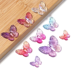 Gros plan de papillons en acrylique irisés colorés avec paillettes et textures d'ailes