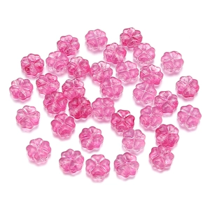 Vista macro de cuentas florales rosas semitransparentes para hacer joyas DIY