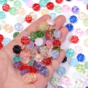 Primer plano de cuentas de trébol de cuatro hojas en cristal de colores para joyería DIY