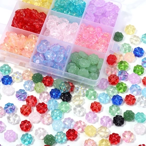 Detalle macro de cuentas de trébol de cuatro hojas de cristal en caja organizadora