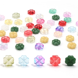 Detalle de cuentas de trébol de cuatro hojas de cristal de colores para joyería DIY