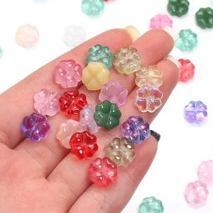Primer plano de cuentas de trébol traslúcidas coloridas para joyería y artesanía DIY