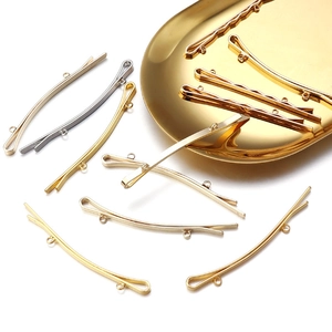 Fermagli per capelli a onda in oro 14k e argento con asole su vassoio in metallo