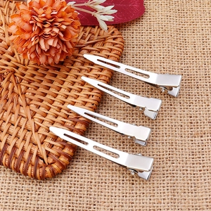 Lot de quatre pinces à cheveux bec de canard en métal argenté au design creux