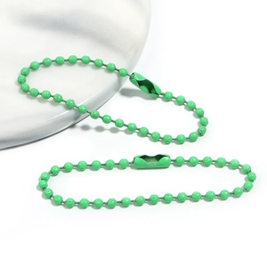 Détail de deux chaînes à billes vertes laquées de 12cm pour la création de bijoux DIY