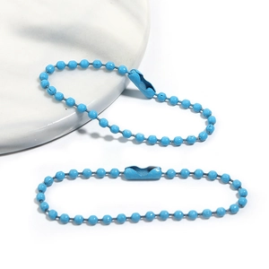 Gros plan d'une chaîne à billes bleu ciel de 12 cm avec connecteur pour porte-clés DIY