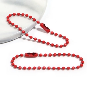 Détail de chaînes à billes rouges laquées avec connecteurs pour bijoux artisanaux