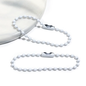 Détail de chaînes à billes blanches de 12cm avec connecteurs pour porte-clés DIY