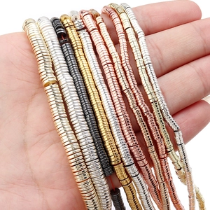 Cuentas planas de hematita en varios acabados metálicos sobre mano para joyería DIY