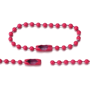 Détail macro d'une chaîne à billes magenta avec finition peinte et connecteur métallique