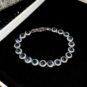 Elegantes silberfarbenes Armband mit dunkelblauen Zirkonia und Halo-Diamanteinlage