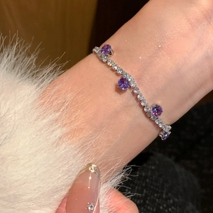 Nahaufnahme eines eleganten Silberarmbands mit lila und weißen Zirkonia-Steinen