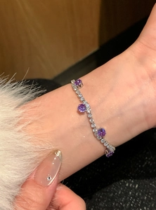 Exquisite Detailansicht eines lila Zirkon-Armbands an einem zierlichen Handgelenk