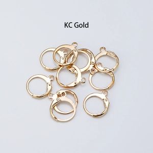 Dettaglio dei ganci per orecchini in oro KC per la creazione di gioielli fai-da-te