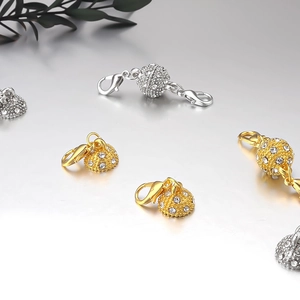 Makro-Detail von Magnetverschlüssen mit Zirkonia für Halsketten und Armbänder