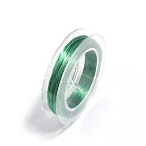 Vue détaillée du fil élastique vert pour perles sur bobine pour bijoux faits main