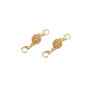 Nahaufnahme goldener Magnetverschlüsse mit Zirkonia und Karabinern für Schmuck