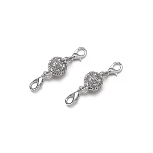 Makroaufnahme der silbernen Magnet-Schmuckschließe mit Zirkonia-Inlay und Karabiner