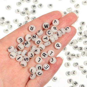 Perles de l'alphabet en acrylique lumineux pour la création de bracelets d'enfants