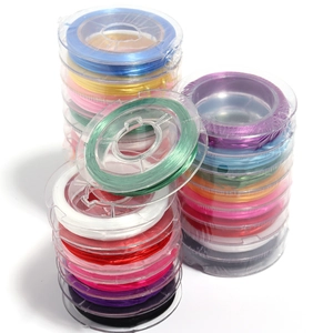 Gros plan de fils élastiques colorés en cristal pour la création de bijoux DIY à la main