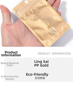 Détail d'un collier doré dans un sachet d'emballage refermable givré de couleur dorée