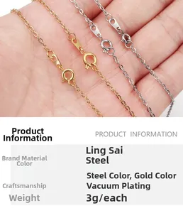 Macro detail van fijne roestvrijstalen kruisketting met zeemanssluiting in goud en zilver
