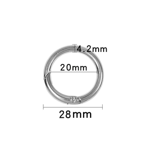 Details des silbernen Federrings mit 20 mm Innendurchmesser und 4,2 mm Drahtstärke