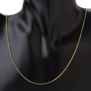 Gouden roestvrijstalen kruisketting getoond op een zwart nekmodel voor sieraden