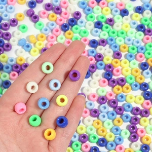 Gros plan de perles poney en acrylique macaron colorées pour la création de bijoux
