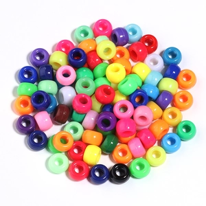 Détail de perles poney colorées 9x6mm en acrylique pour la création de bijoux DIY