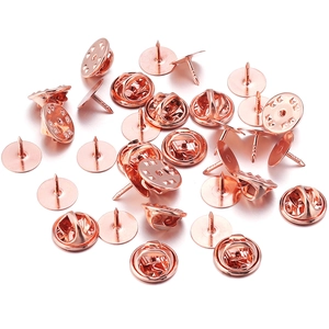 Vista macro di chiusure a farfalla in oro rosa e perni piatti per accessori gioielli