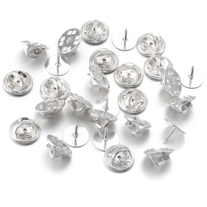 Dettaglio macro di chiusure a farfalla argento da 11mm per creazione gioielli DIY