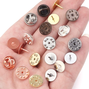 Set di chiusure a farfalla da 11mm in vari colori metallici mostrati sulla mano