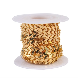 Detalle de cadena de flecha chapada en oro de 6mm en carrete para joyería artesanal