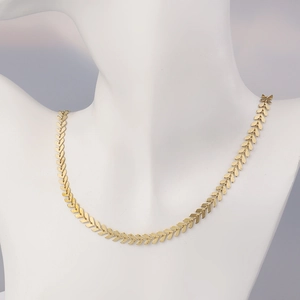 Collar de cadena de espiga dorada de 6mm mostrado en un busto de maniquí blanco