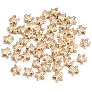 Gros plan de perles d'espacement étoile de mer dorées pour création de bijoux DIY