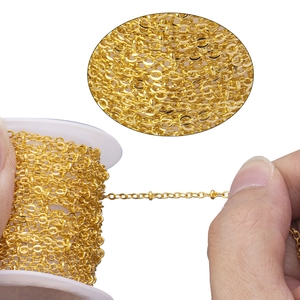 Χρυσή σταυρωμη αλυσίδα σε καρούλι για DIY κοσμήματα με μακροεντολή λεπτομερή προβολή