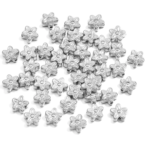 Vue détaillée de perles fleurs argentées avec trous latéraux pour bijoux DIY