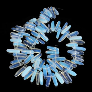 Detailansicht langer Opalit-Perlen mit milchig-blauem Schimmer für DIY-Schmuck