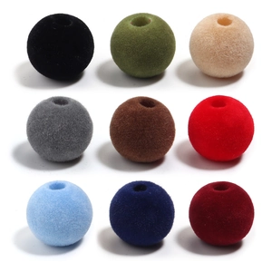 Detalle de cuentas aterciopeladas de 16mm en nueve colores para crear joyas DIY