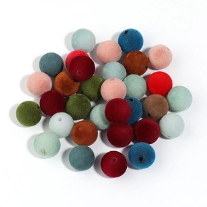 Primer plano de cuentas flocadas de colores de 16mm con textura de terciopelo para DIY
