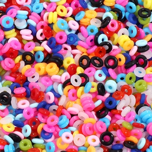 Makroaufnahme von 6mm bunten Silikon-Abstandshaltern und Perlen für DIY-Schmuck