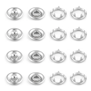 Détail macro de seize composants de boutons-pression argentés pour couture de vêtements DIY