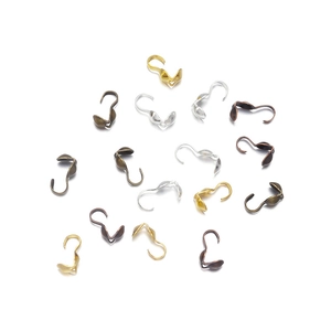 Coprinodi assortiti per gioielli fai-da-te in oro argento e bronzo su sfondo bianco