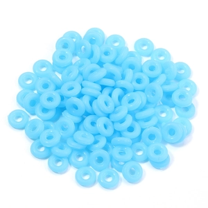 Makroaufnahme von 6 mm hellblauen Silikon-Abstandsringen für DIY-Schmuck