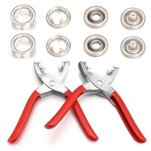 Détail de pinces à sertir à manche rouge et kits de composants de boutons pression