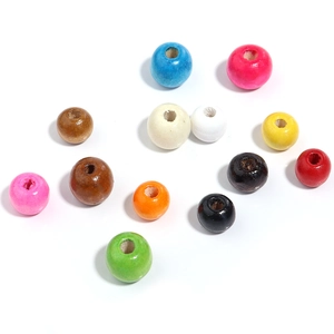 Macro-opname van kleurrijke gelakte esdoornhouten kralen met grote gaten voor DIY sieraden