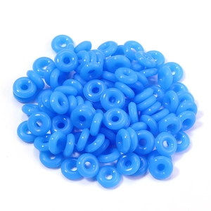 Makroaufnahme blauer 6mm/7mm Silikon-Abstandshalter für DIY-Schmuck und Dichtungen