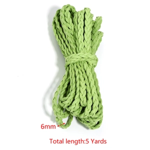 Détail du cordon tressé en faux daim vert herbe de 6mm pour bijoux faits main